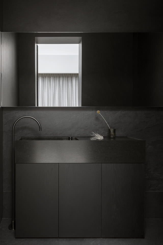 czarna łazienka aranżacja