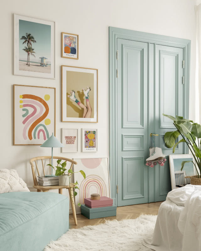 pastelowy salon, z błękitnymi drzwiami