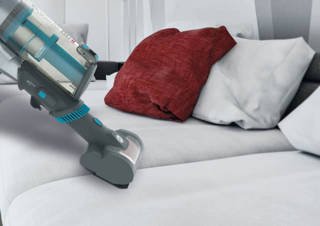 odkurzacz, szara kanapa, poduszki ozdobne