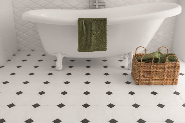 Czarno biała podłoga w łazience.