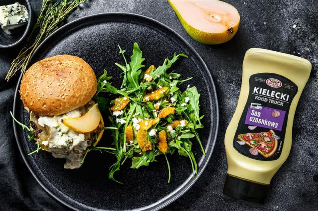 Burger z czosnkowo-serową nutą