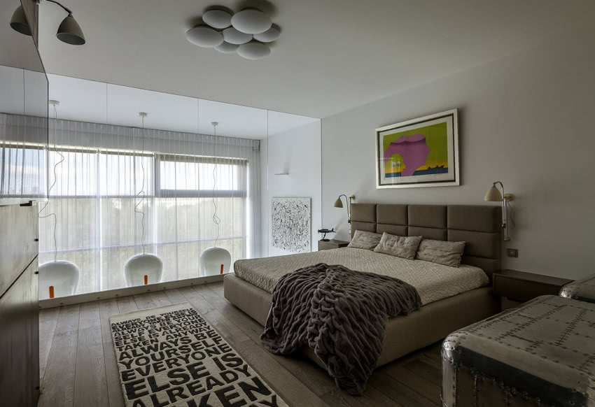 Szklana ściana sypialni na antresoli pozwala...