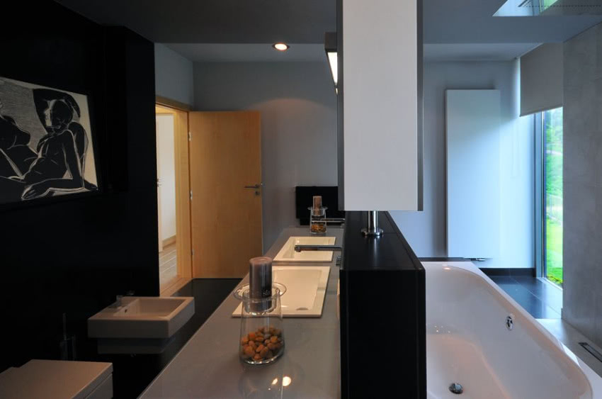 Ścianka rozdziela łazienkę na dwie części -...