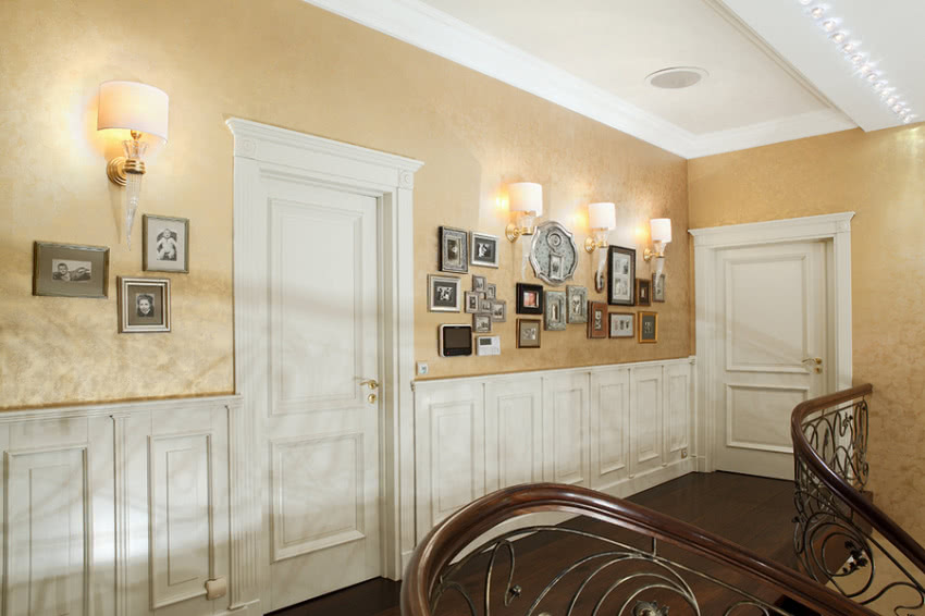 Pomiędzy stylowymi ramkami ze zdjęciami schował...