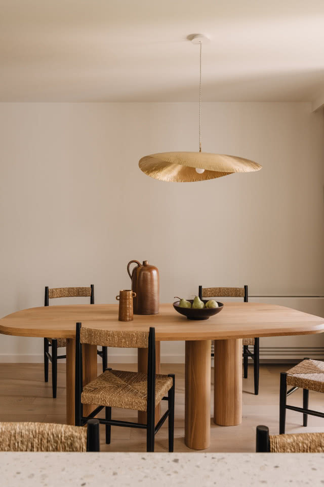 drewniany stół w jadalni