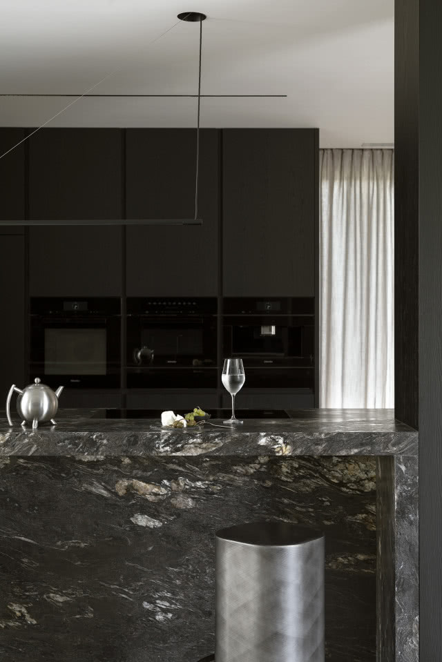 czarna kuchnia w drewnie i kamieniu