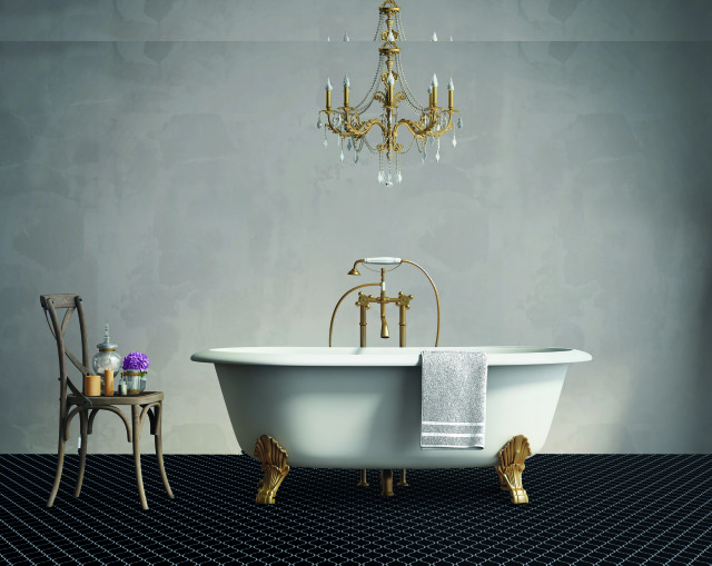 Klasyczna łazienka ze zdobionym żyrandolem.