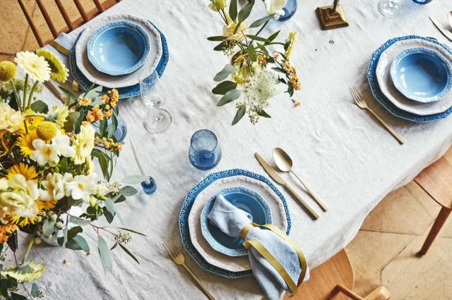 stół z niebieską porcelaną na Wielkanoc