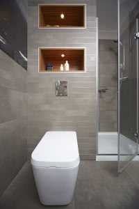 Szarosć i drewnio - nowoczena łazienka