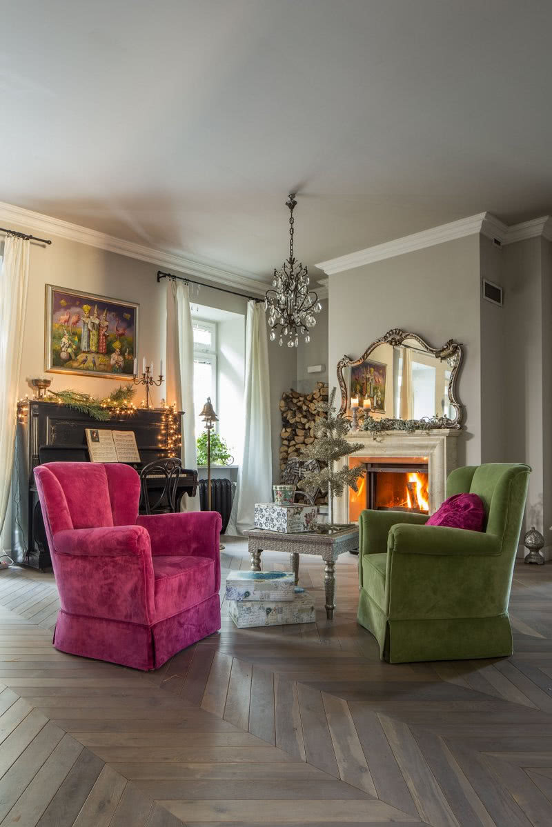 Obite różowym i pistacjowym pluszem fotele...