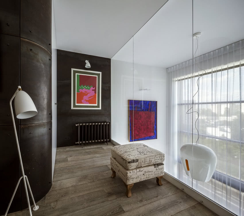 Szklana ściana izoluje akustycznie sypialnię na...