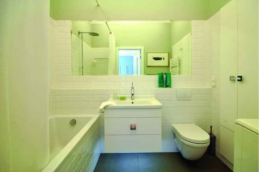 W niedużej łazience zabrakło miejsca na kabinę...