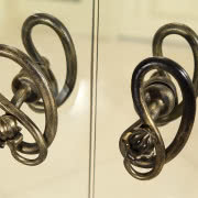 Do pieczołowicie zebranych fotografii, z których...