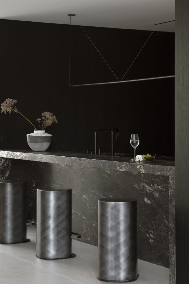 czarna kuchnia w drewnie i kamieniu