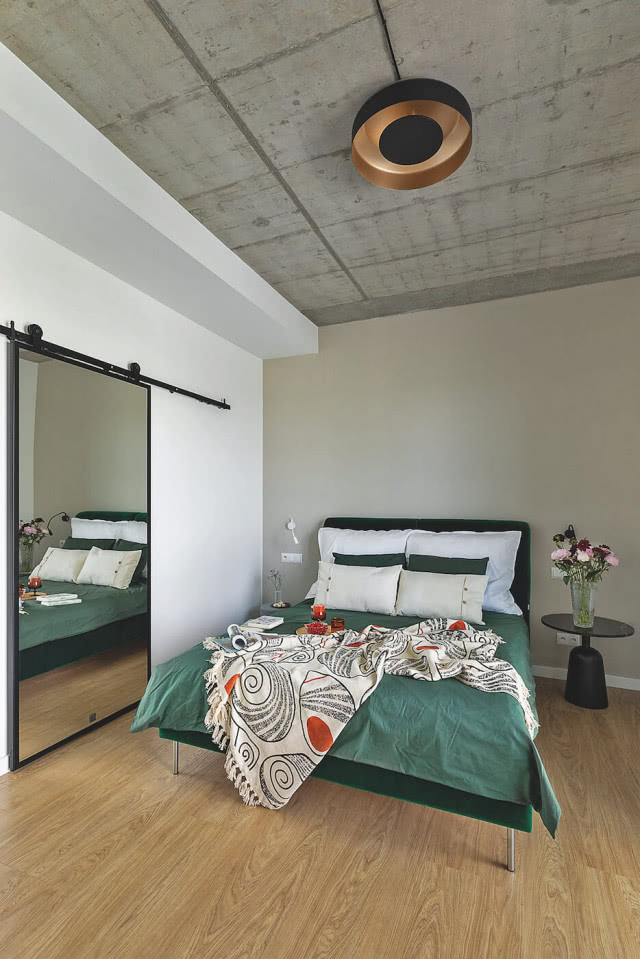 sufit żelbetowy w sypialni