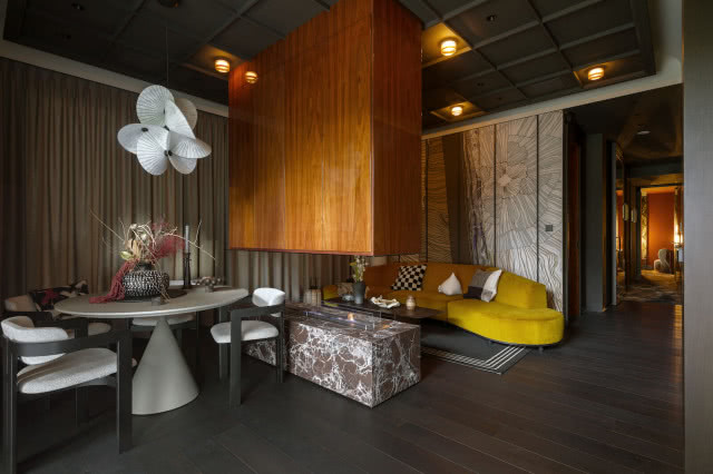 salon z jadalnią ciemna podłoga