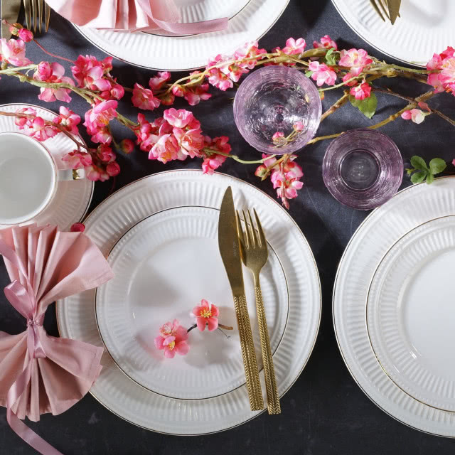 talerz wśród róż