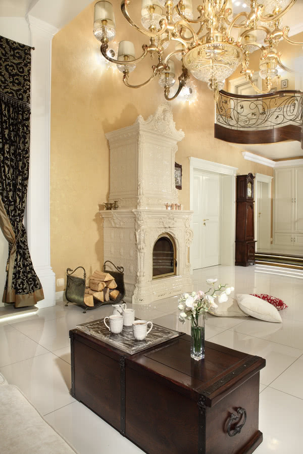 Skrzynia służąca jako stolik kawowy komponuje...