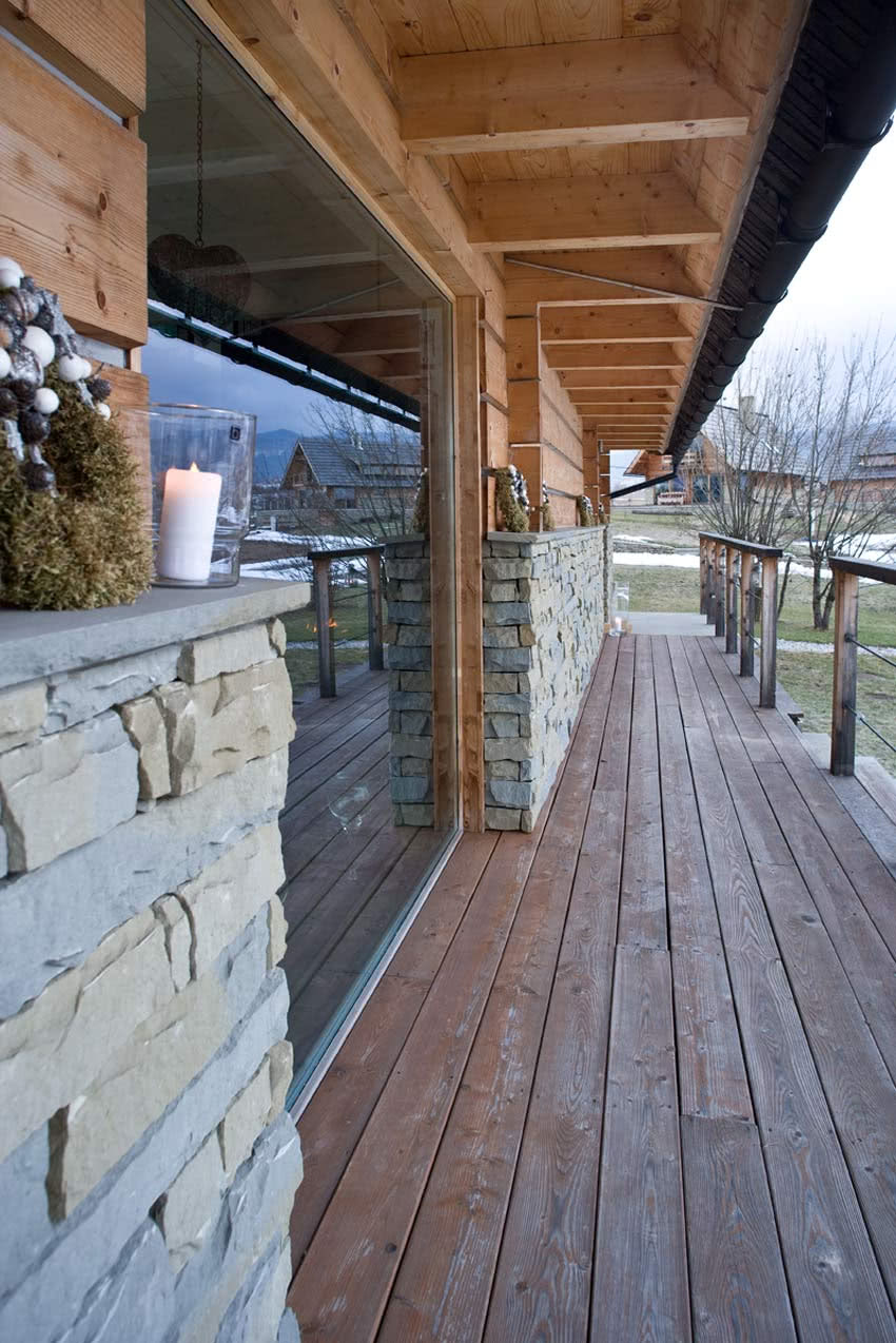 Na zewnątrz
Wieńce z zielonych gałązek i świeca...