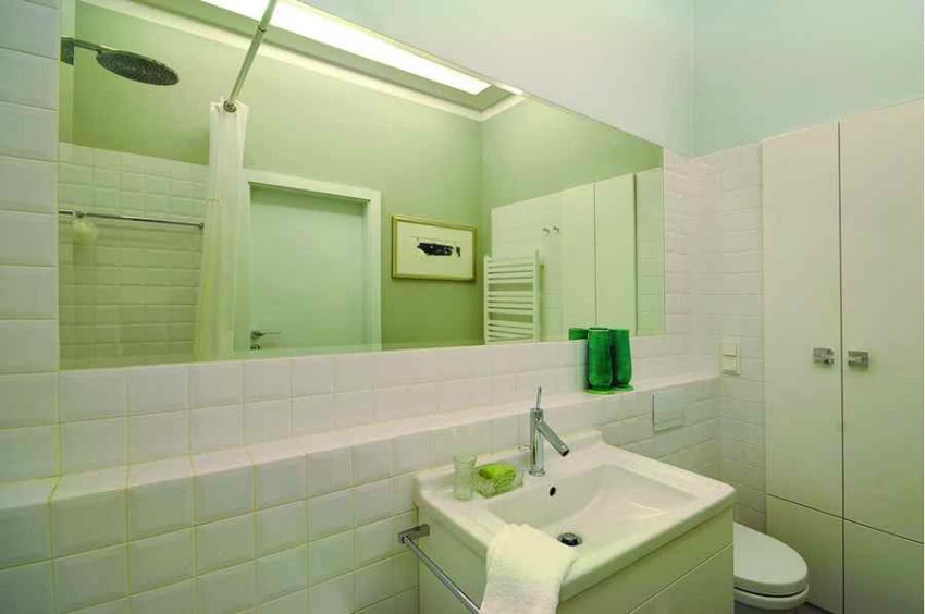 Białe płytki z frezowanymi brzegami nadają...