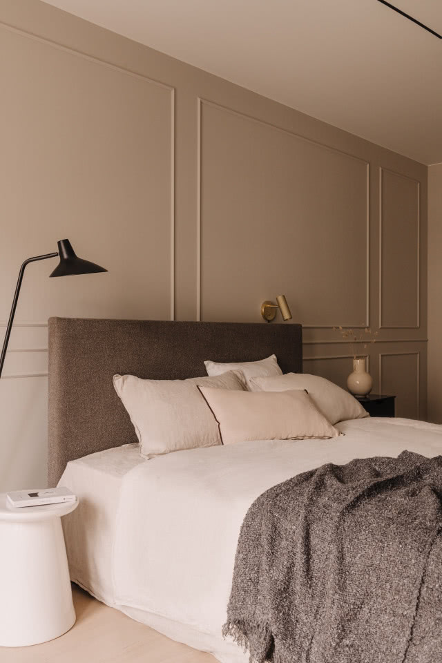 sypialnia w odcieniach beżu ze sztukaterią na ścianie