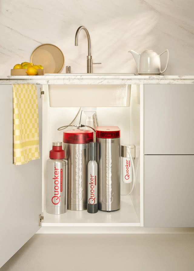 System Quooker CUBE zamontowany w szafce pod zlewem, z kranem Quooker na kuchennym blacie.