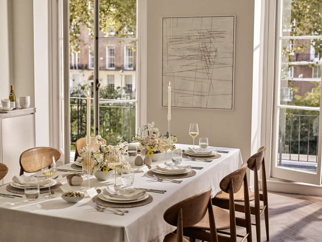 aranżacja stołu na Wielkanoc w beżach