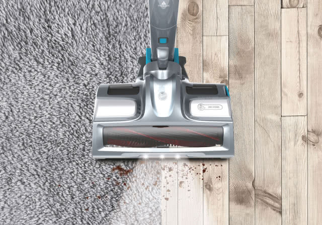 szary dywan, drewniana podłoga, plamy na podłodze, odkurzacz