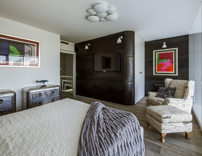 Stalowe blachy na ścianie i komody w sypialni...