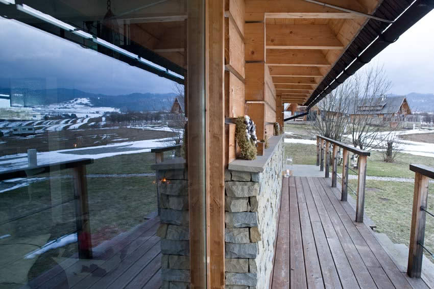 Na zewnątrz
Dom, choć drewniany, dzięki wielkim...