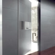 Ściana i drzwi wykończone płytami Laminam