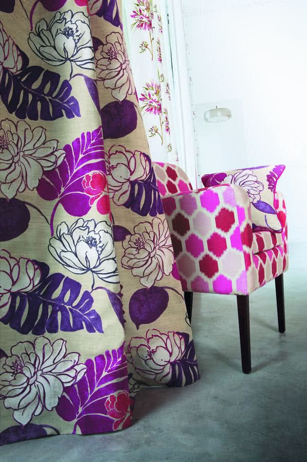 Kolekcja tkanin Allure pokrytych haftowanymi i drukowanymi wzorami, zasłonę uszyto z tkaniny Autan, 55% bawełny i 45% lnu, szer. 138 cm, Camengo, JVD