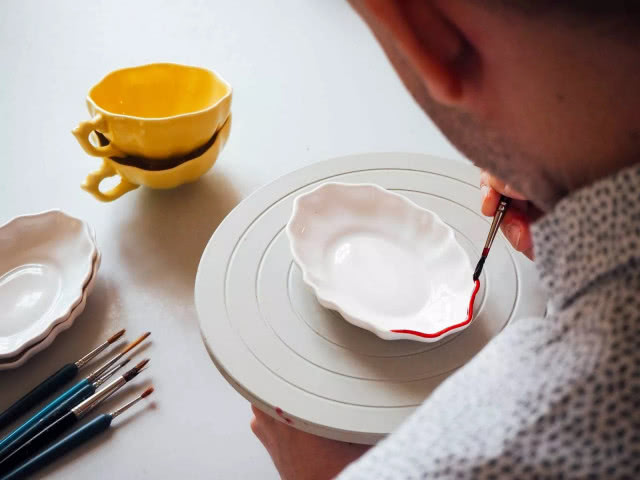 mężczyzna pochylony 