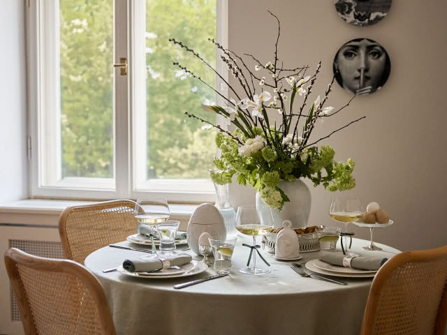 stół inspiracje wielkanocne w jasnych kolorach