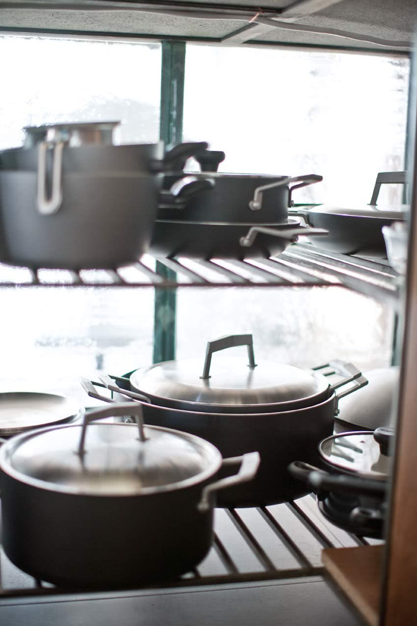 Wnętrze kuchennego "półwyspu" - metalowe ażurowe...