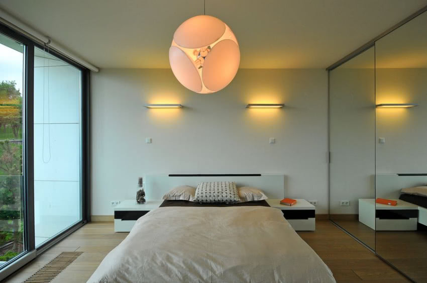 W każdej sypialni niemal całą ścianę zajmuje...