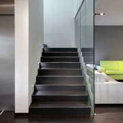 Ściana i drzwi wykończone płytami Laminam