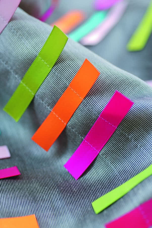 Lekka, półtransparentna tkanina Twinkle z kolekcji Urban Rhythm, kolorowe tasiemki naszywane są ręcznie, 100% poliester, szer. 145 cm, Zimmer + Rohde, DECOON dobór tkaniny do wystroju pomieszczenia