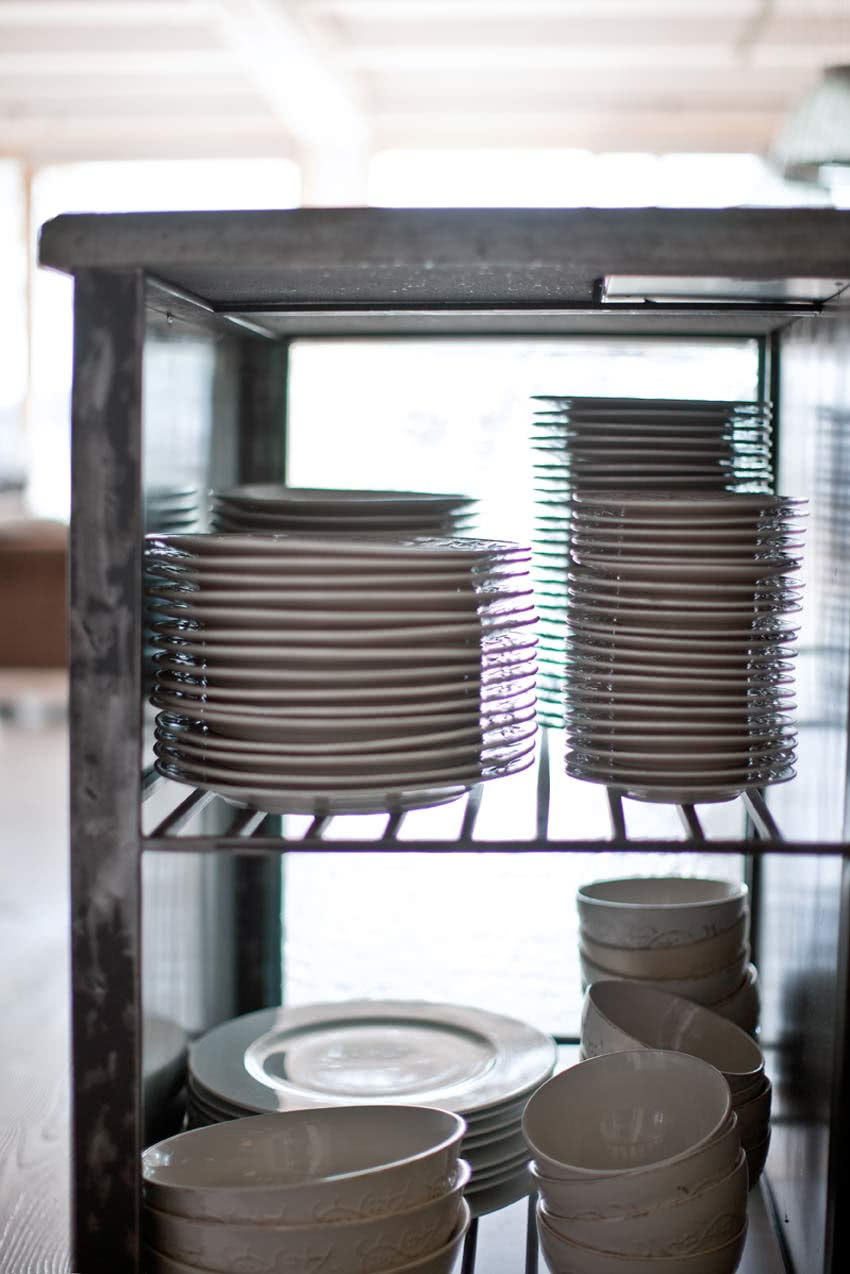 Wnętrze kuchennego "półwyspu" - metalowe ażurowe...