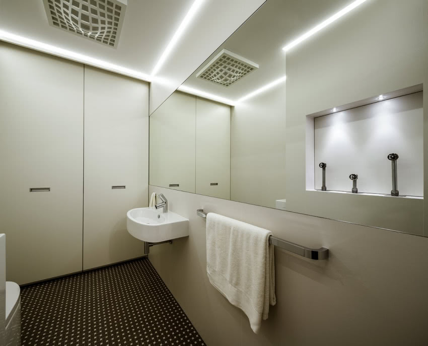 Minimalistyczna biała łazienka