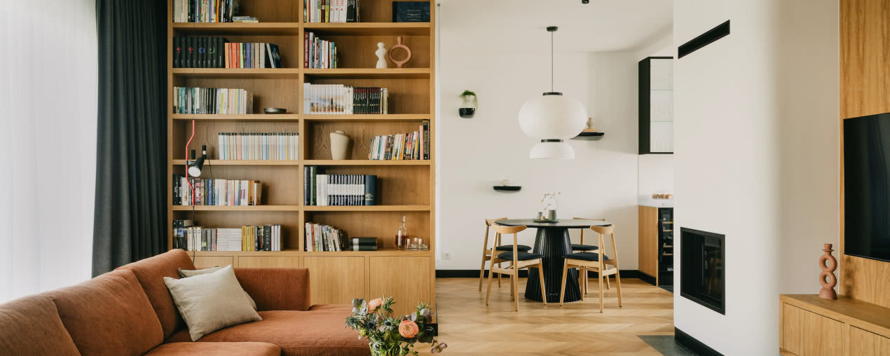 Szklany dom pod Warszawą. Tu króluje drewno!