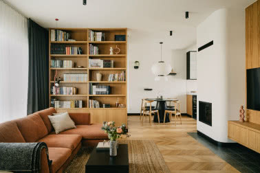 Szklany dom pod Warszawą. Tu króluje drewno!