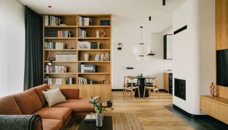 Szklany dom pod Warszawą. Tu króluje drewno!