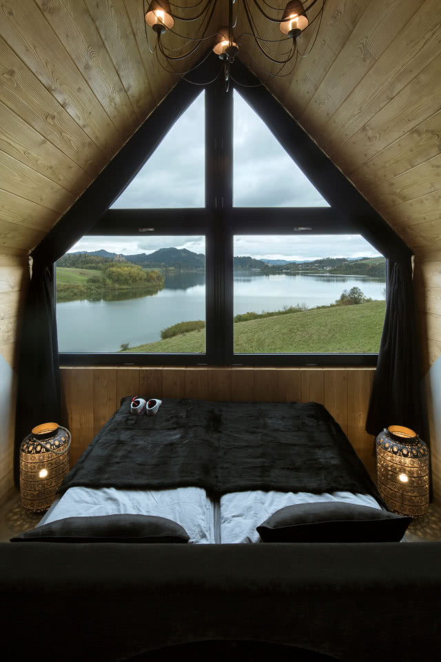 sypialnia z dużym oknem