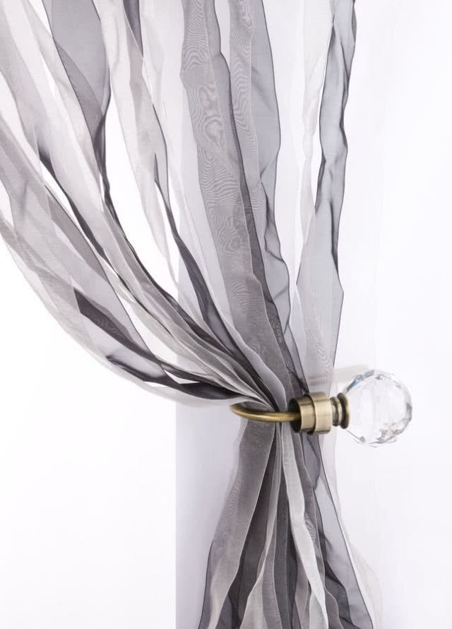 Firana Organza (wys. 250 cm, szer. 140 cm) oraz uchwyt w kolorze mosiądzu z kryształową ozdobą, MARDOM, firana 19,60 zł, uchwyt 35,24 zł