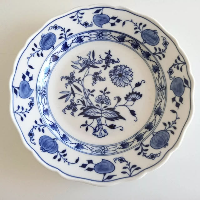 talerz niebiesko-biały