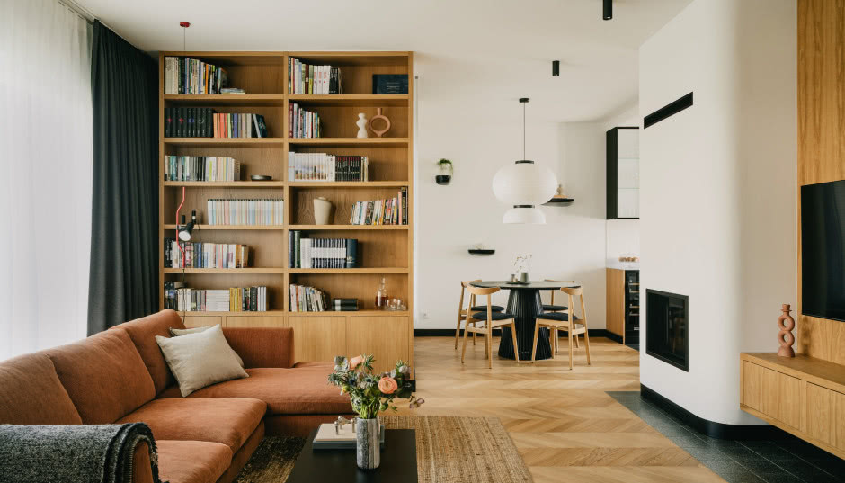 Szklany dom pod Warszawą. Tu króluje drewno!