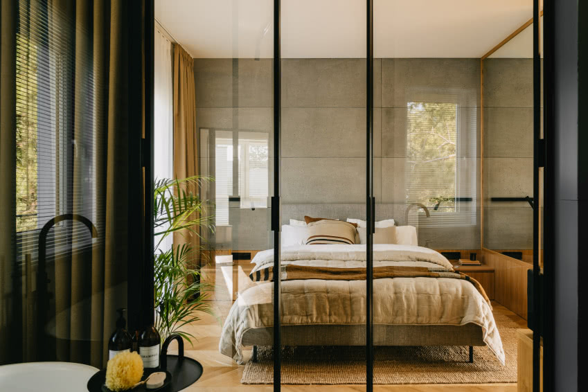 Szkło w obszernych drzwiach między łazienką a...