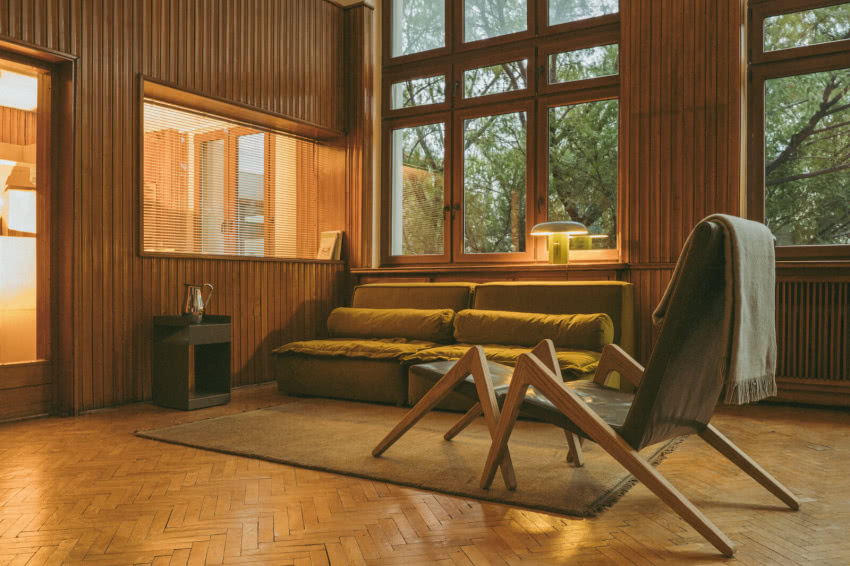 Charakterystyczne, smukłe nogi fotela i podnóżka...