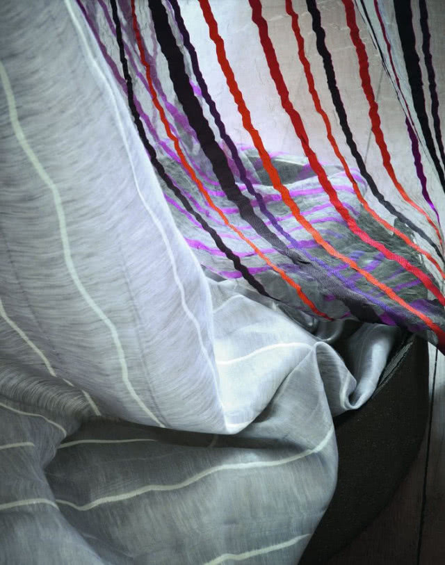 Tkaniny żakardowe z kolekcji Mosaic - jednobarwna Tesselle (57% lnu i 43% poliestru) i przezroczysta kolorowa Volubilis (100% poliestru), szer. 290 i 298 cm, Camengo, JVD